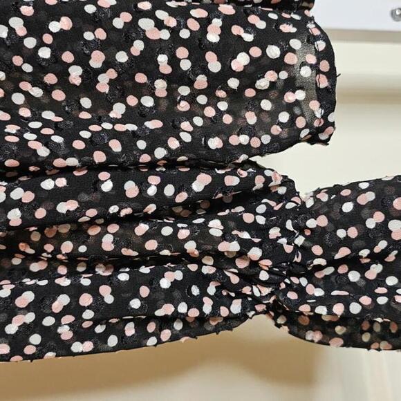 Chic Black Floral Blouse with Ruffled Sleeves - Picture 3 of 5